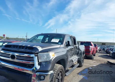 2016 Toyota Tundra Sr5 4.6L V8 z USA, uszkodzony, nr VIN 5TFRM5F10GX108709